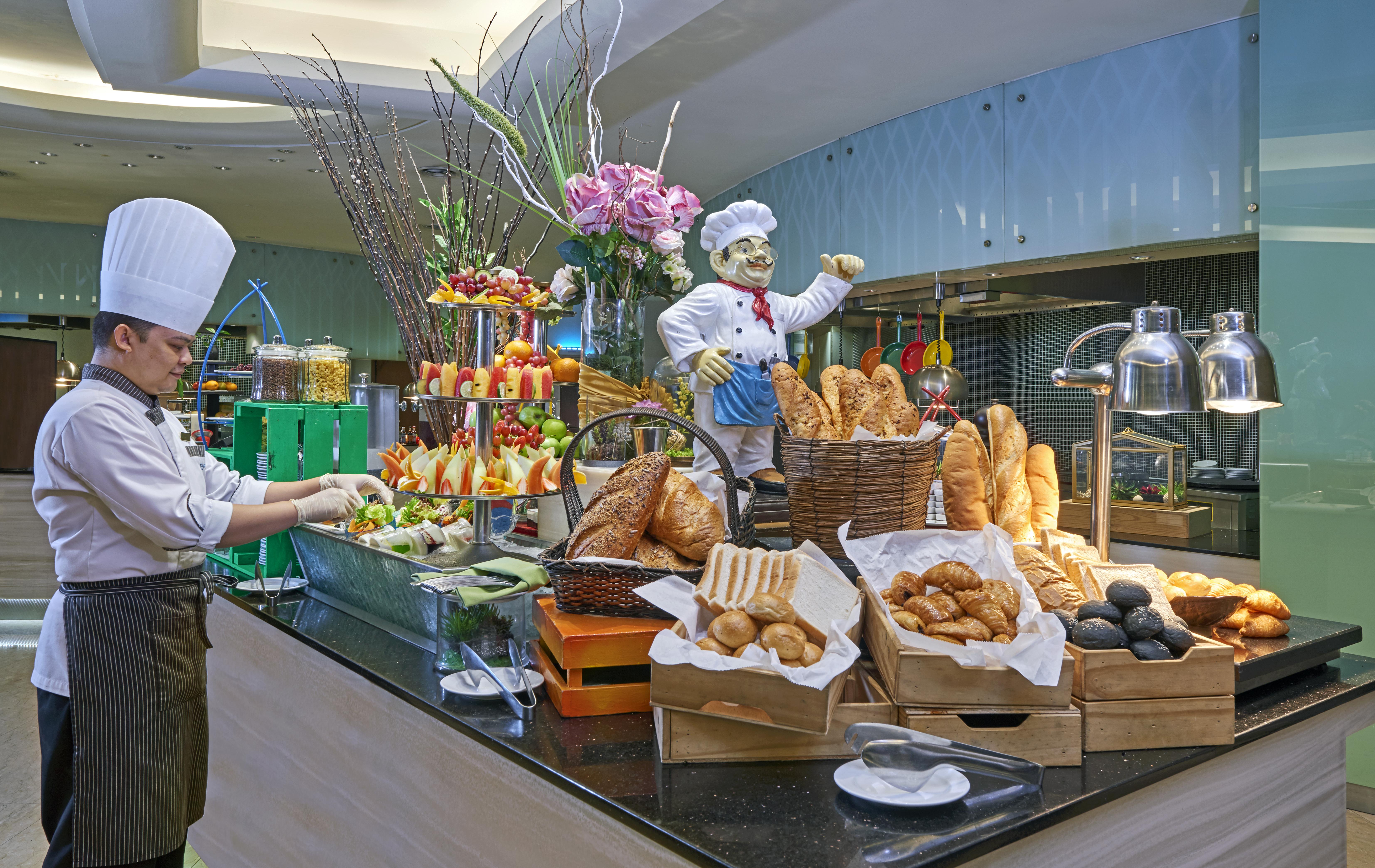 Eastin Hotel Kuala Lumpur Петалінг-Джая Екстер'єр фото A bread station at a buffet